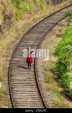 HAPUTALE, SRI LANKA - 16. JULI 2016: Einheimische Frau geht auf Bahngleisen in der Nähe von Haputale. Stockfoto