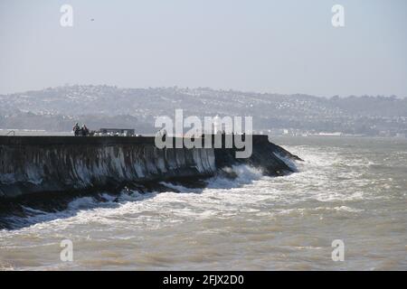 Rustikaler Leuchtturm am Brixham Breakwater, Devon Stockfoto