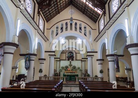 NUWARA ELIYA, SRI LANKA - 16. JULI 2016: Innenraum der römisch-katholischen Kirche St. Xavier in der Stadt Nuwara Eliya. Stockfoto