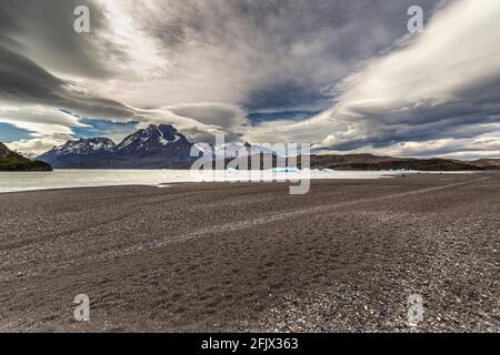 Blick auf den Gletscher am Lake Grey und Isla de Los Hielos, Nationalpark Torres del Paine, in Chile, Südamerika Stockfoto