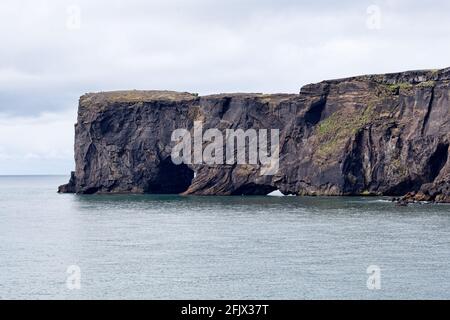 Die kleine Halbinsel, oder Vorgebirge, Dyrholaey (120 m) (früher bekannt als Cape Portland von englischen Seeleute) an der Südküste Islands befindet, nicht Stockfoto