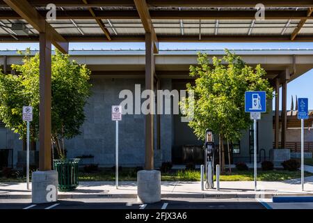 Eine Ladestation für Elektroautos von ChargePoint am Blue Gum ave am Modesto Community College in Modesto California USA Stockfoto
