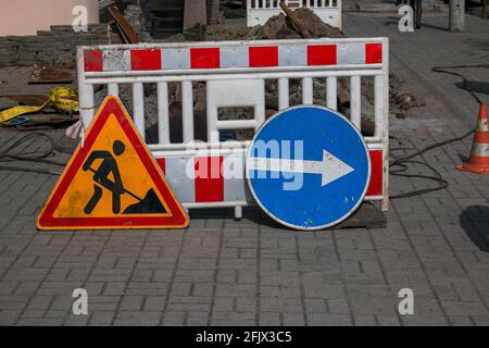 Straßenschilder auf der Straße. Schild mit Renovierungsarbeiten. Straßenreparatur. Umweg-Schild bei der Beseitigung des Unfalls. Stockfoto