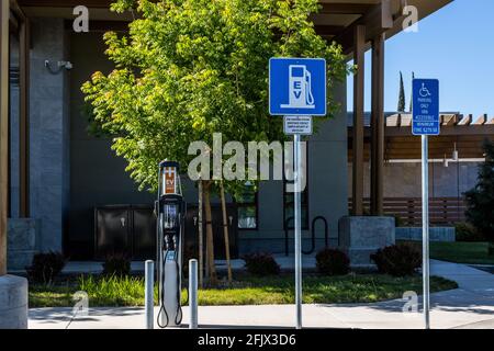 Eine Ladestation für Elektroautos von ChargePoint am Blue Gum ave am Modesto Community College in Modesto California USA Stockfoto