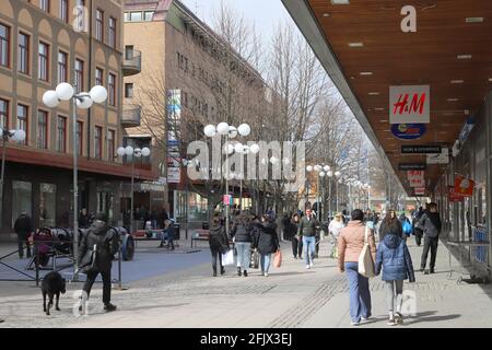 Sodertalje, Schweden - 24. April 2021: Menschen in der Fußgängerzone Storgatan Straße im Zentrum district. Stockfoto