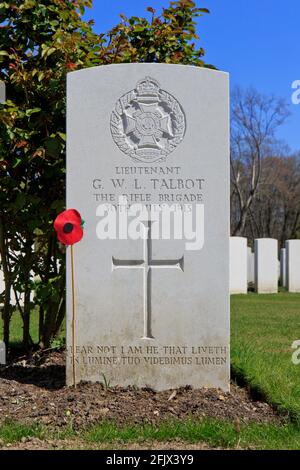 Grab des englischen Leutnants Gilbert Walbert Lyttelton Talbot (1891-1915) auf dem Sanctuary Wood Cemetery in Zillebeke (Ypern), Belgien Stockfoto