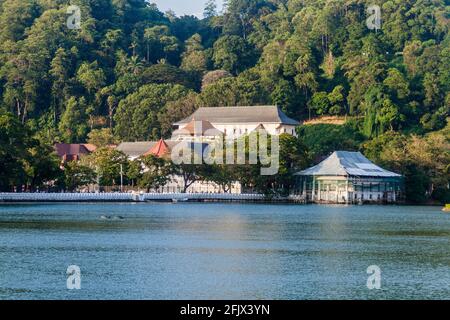 Bogambara See und der Tempel der Heiligen Zahnreliquie in Kandy, Sri Lanka Stockfoto