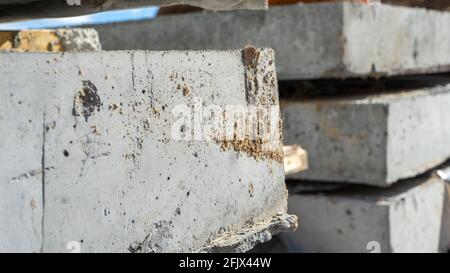 Nahaufnahme der Ecken von Stahlbetonplatten. Bau und Herstellung von Betonplatten und Böden. Stockfoto