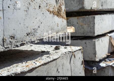 Verstärkte Betonplatten, Winkelansicht aus der Nähe. Bau und Produktion von Betonplatten und -Böden. Stockfoto