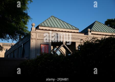 Washington, USA. April 2021. Eine allgemeine Ansicht der Arthur M. Sackler Gallery, Teil der Smithsonian Institution, in Washington, DC, am Montag, den 26. April, 2021, inmitten der Coronavirus-Pandemie. Das weniger bekannte Smithsonian Museum befindet sich in unmittelbarer Nähe der National Mall und konzentriert sich auf asiatische Kunst. Es wurde nach dem Wohltäter der Familie Sackler benannt, der viel von ihrem Vermögen aus dem Verkauf von verschreibungspflichtigen Opioiden machte. (Graeme Sloan/Sipa USA) Quelle: SIPA USA/Alamy Live News Stockfoto