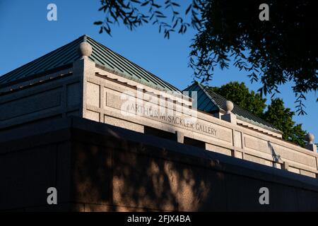 Washington, USA. April 2021. Eine allgemeine Ansicht der Arthur M. Sackler Gallery, Teil der Smithsonian Institution, in Washington, DC, am Montag, den 26. April, 2021, inmitten der Coronavirus-Pandemie. Das weniger bekannte Smithsonian Museum befindet sich in unmittelbarer Nähe der National Mall und konzentriert sich auf asiatische Kunst. Es wurde nach dem Wohltäter der Familie Sackler benannt, der viel von ihrem Vermögen aus dem Verkauf von verschreibungspflichtigen Opioiden machte. (Graeme Sloan/Sipa USA) Quelle: SIPA USA/Alamy Live News Stockfoto