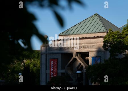 Washington, USA. April 2021. Eine allgemeine Ansicht der Arthur M. Sackler Gallery, Teil der Smithsonian Institution, in Washington, DC, am Montag, den 26. April, 2021, inmitten der Coronavirus-Pandemie. Das weniger bekannte Smithsonian Museum befindet sich in unmittelbarer Nähe der National Mall und konzentriert sich auf asiatische Kunst. Es wurde nach dem Wohltäter der Familie Sackler benannt, der viel von ihrem Vermögen aus dem Verkauf von verschreibungspflichtigen Opioiden machte. (Graeme Sloan/Sipa USA) Quelle: SIPA USA/Alamy Live News Stockfoto