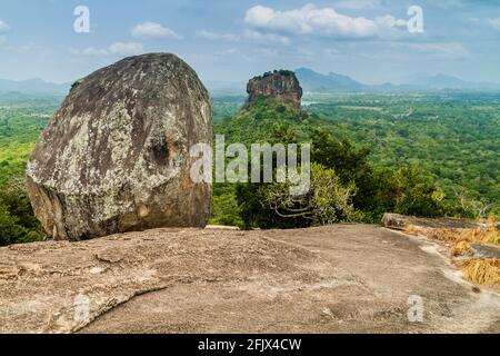 Blick auf Sigiriya Lion Rock vom nahe gelegenen Pidurangala Rock, Sri Lanka Stockfoto
