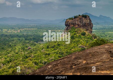 Blick auf Sigiriya Lion Rock vom nahe gelegenen Pidurangala Rock, Sri Lanka Stockfoto