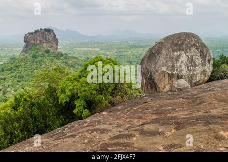 Blick auf Sigiriya Lion Rock vom nahe gelegenen Pidurangala Rock, Sri Lanka Stockfoto