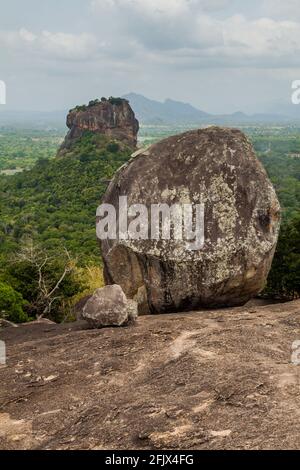 Blick auf Sigiriya Lion Rock vom nahe gelegenen Pidurangala Rock, Sri Lanka Stockfoto