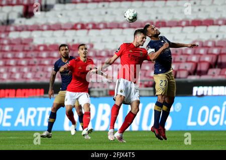 Lissabon, Portugal. April 2021. Anderson Carvalho von CD Santa Clara (R) lebt mit Julian Weigl von SL Benfica während des Fußballspiels der Portugiesischen Liga zwischen SL Benfica und CD Santa Clara am 26. April 2021 im Luz-Stadion in Lissabon, Portugal. Quelle: Pedro Fiuza/ZUMA Wire/Alamy Live News Stockfoto