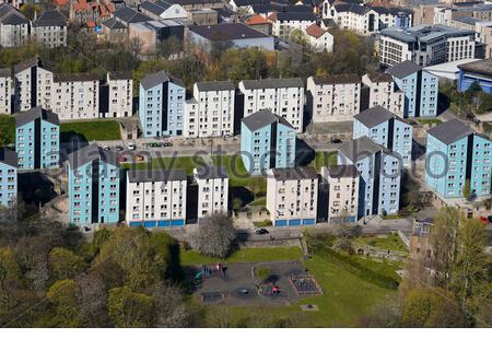 Farbenfrohe Wohnblöcke in Dumbiedykes, Blick von Salisbury Crags, Edinburgh Schottland Stockfoto