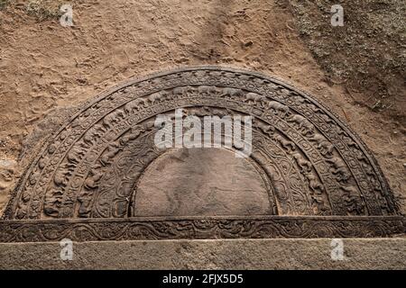 Mondstein bei Buddha Seema Prasada Baddhasima Prasada in der antiken Stadt Polonnaruwa, Sri Lanka Stockfoto