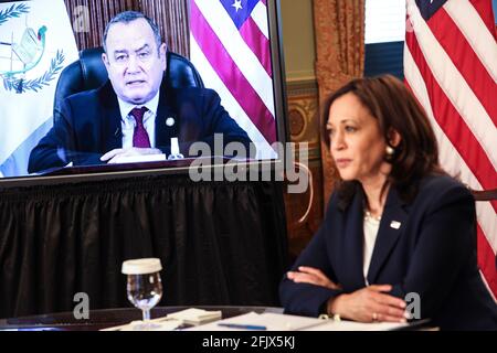 Washington, USA. April 2021. Vizepräsidentin Kamala Harris hört dem guatemaltekischen Präsidenten Alejandro Giammattei während eines virtuellen bilateralen Treffens im Zeremonialbüro des Vizepräsidenten im Eisenhower Executive Office Building auf dem Campus des Weißen Hauses über die Migrationskrise am 26. April 2021 in Washington, DC zu. (Foto von Oliver Contreras/Abaca) Quelle: SIPA USA/Alamy Live News Stockfoto