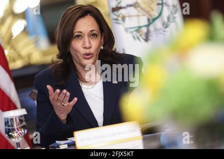 Washington, USA. April 2021. Vizepräsidentin Kamala Harris spricht während eines virtuellen bilateralen Treffens mit dem guatemaltekischen Präsidenten Alejandro Giammattei im Feierlichen Büro des Vizepräsidenten im Eisenhower Executive Office Building auf dem Campus des Weißen Hauses über die Migrationskrise am 26. April 2021 in Washington, DC. (Foto von Oliver Contreras/Abaca) Quelle: SIPA USA/Alamy Live News Stockfoto