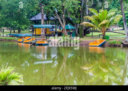 Boote auf einem Teich im Viharamahadevi Park in Colombo, Sri Lanka Stockfoto