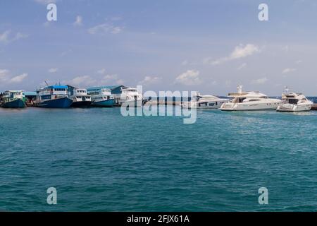 MÄNNLICH, MALEDIVEN - 11. JULI 2016: Yachten in President's Jetty in Male Stockfoto