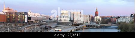 Panoramablick auf Norrmalm, Stockholm, von der Barnhusbron-Brücke während eines Frühlings-Sonnenuntergangs Stockfoto