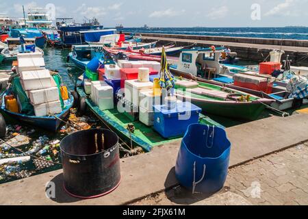 MALE, MALEDIVEN - 11. JULI 2016: Fischerboote im Hafen von Male, Malediven Stockfoto