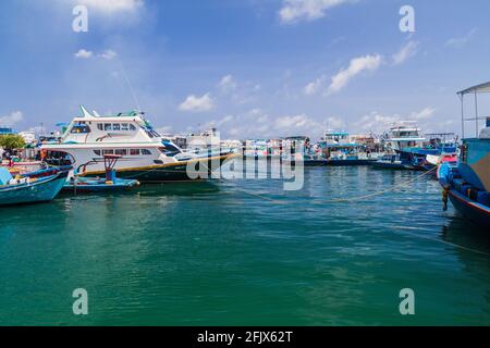 MALE, MALEDIVEN - 11. JULI 2016: Boote im Hafen von Male Maldives Stockfoto