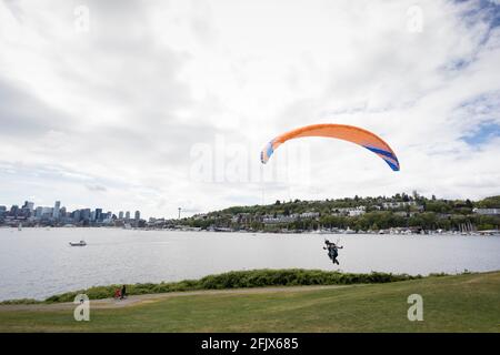 Thor Radford übt am Sonntag, den 25. April 2021, mit einem Gleitschirm im Gas Works Park. Stockfoto