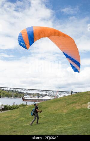 Thor Radford übt am Sonntag, den 25. April 2021, mit einem Gleitschirm im Gas Works Park. Stockfoto