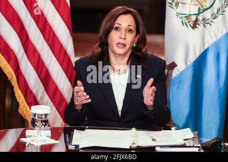 Washington, USA. April 2021. Vizepräsidentin Kamala Harris spricht während eines virtuellen bilateralen Treffens mit dem guatemaltekischen Präsidenten Alejandro Giammattei im Feierlichen Büro des Vizepräsidenten im Eisenhower Executive Office Building auf dem Campus des Weißen Hauses über die Migrationskrise am 26. April 2021 in Washington, DC. (Foto von Oliver Contreras/Abaca) Quelle: SIPA USA/Alamy Live News Stockfoto