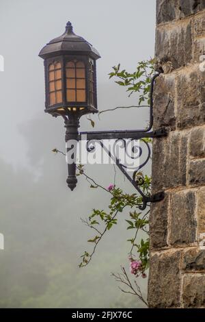 Laterne am Adisham Kloster in der Nähe von Haputale, Sri Lanka Stockfoto