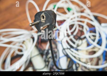 Auf dem Boden liegt ein verworrenes Gewirr unnötiger Drähte. Stockfoto