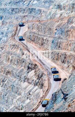 Große Transportfahrzeuge und Maschinen arbeiten in Chuquicamata, der größten Kupfermine der Welt, Calama, Chile Stockfoto