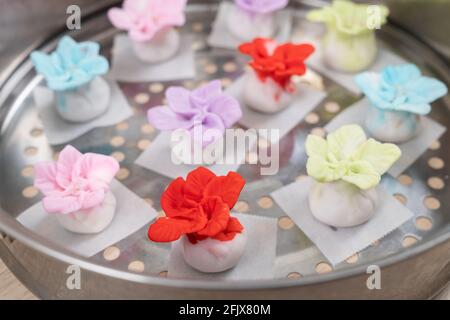 Bunte Blumenknödel im chinesischen Stil vor dem Dampfgaren Stockfoto