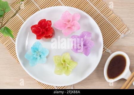 Bunte Blumenknödel oder Dim Sum im chinesischen Stil Stockfoto