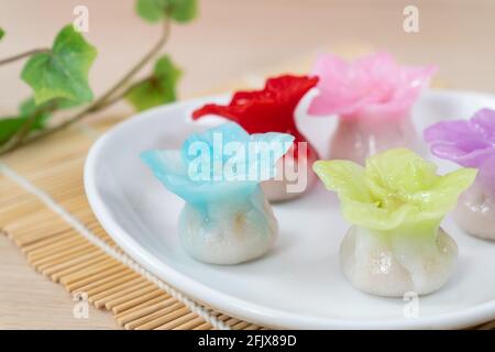 Bunte Blumenknödel oder Dim Sum im chinesischen Stil Stockfoto