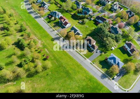 Breites Panorama, Luftaufnahme mit hohen Gebäuden, in den schönen Wohnvierteln und grünen Straßen Stockfoto