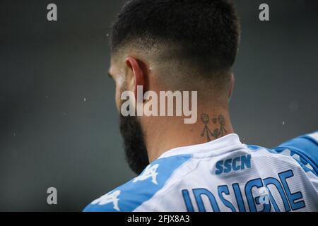 Turin, Italien, 26. April 2021. Ein Tattoo, das zwei Erwachsene und ein Kind zeigt, ist auf der Rückseite von Lorenzo Insigne vom Hals des SSC Napoli während des Serie A-Spiels im Stadio Grande Torino, Turin zu sehen. Bildnachweis sollte lauten: Jonathan Moscrop / Sportimage Stockfoto