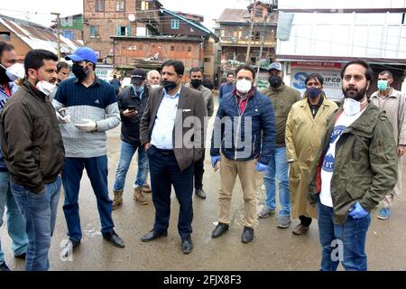 Srinagar, Jammu und kaschmir Indien 07. August 2020. Begasung von Straßen und Häusern durch Kit tragen Männer Krieger Sanitisierung und auch Teile von srinagar c Stockfoto