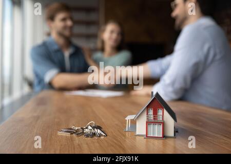 Schlüssel liegen auf dem Tisch in der Sprechstelle Stockfoto