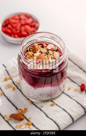 Frühstück Chia Pudding in einem Glas mit Marmelade Stockfoto