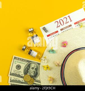 Sommerurlaubskonzept während der Covid-19-Pandemie, Reisen im Jahr 2021, Impfstofffläschchen und Kalenderansicht von oben Stockfoto