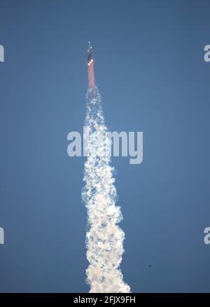 Lompoc, Kalifornien, USA. April 2021. Eine schwere ULA Delta IV-Rakete mit der NROL-82-Mission für das Nationale Aufklärungsbüro hebt vom Vandenberg Air Force Base ab. Kredit: K.C. Alfred/ZUMA Wire/Alamy Live News Stockfoto