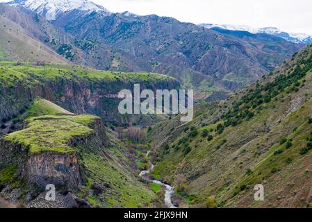 Garni Gorge, Kotayk Region, in der Nähe des Dorfes Garni. Sie wird durch fünf hohe, oft sechseckige Basaltsäulen dargestellt. Entlang der Schlucht erstreckt sich das gar Stockfoto