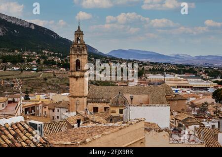 Schöne Aussicht auf eine berühmte Kirche von Biar Stadt in Alicante, Spanien an einem sonnigen Tag Stockfoto