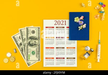 Sommerurlaub 2021 sicheres Reisekonzept mit Impffläschchen und Reisepass, Kalender, flacher Lay-Hintergrund Stockfoto