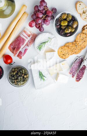 Zutaten für italienische Küche, Fleischkieder, Kräuter-Set, auf weißem Hintergrund, flache Laie mit Platz für Text Stockfoto